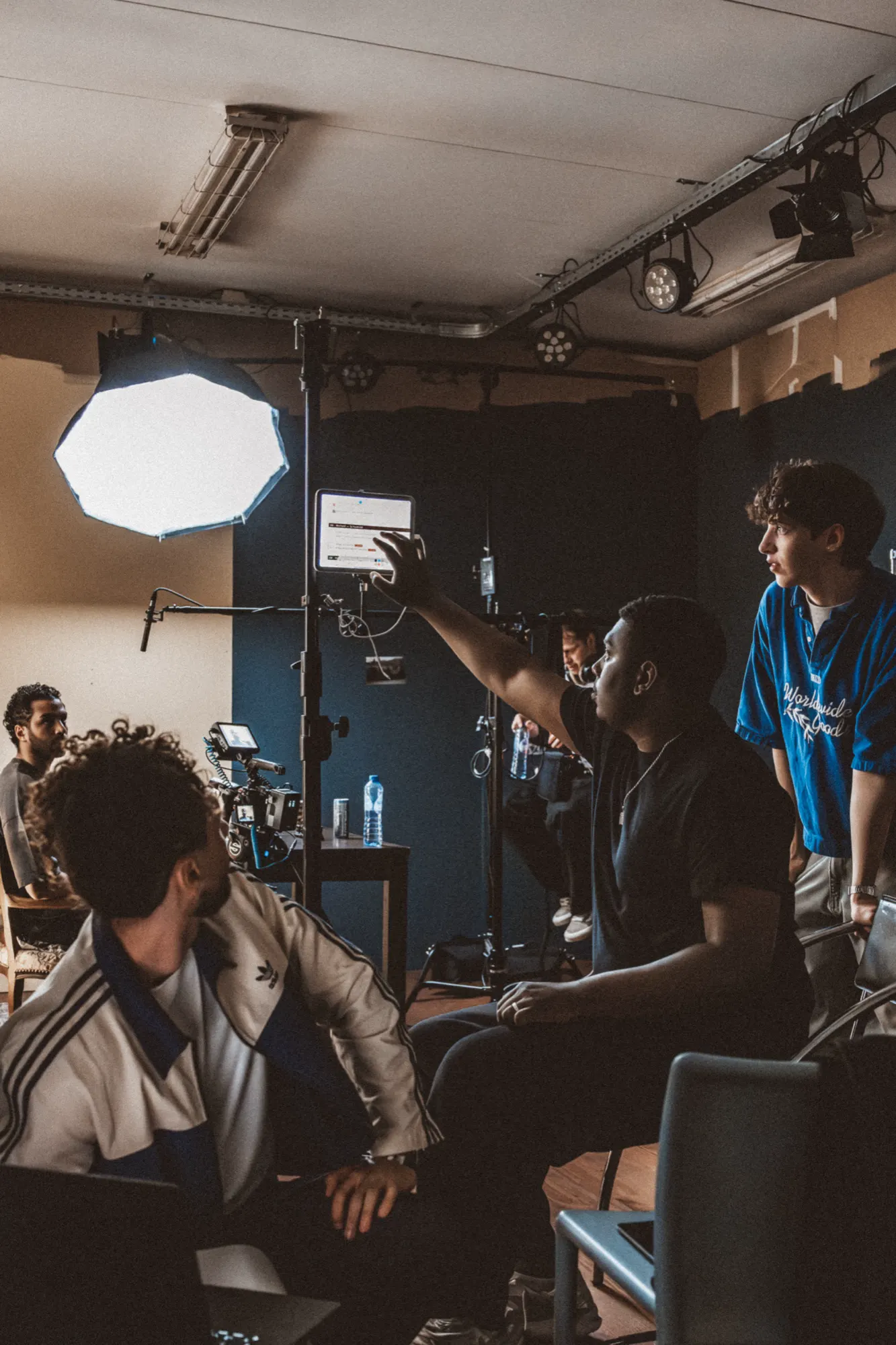 De crew in de studio, met de camera en het licht klaar