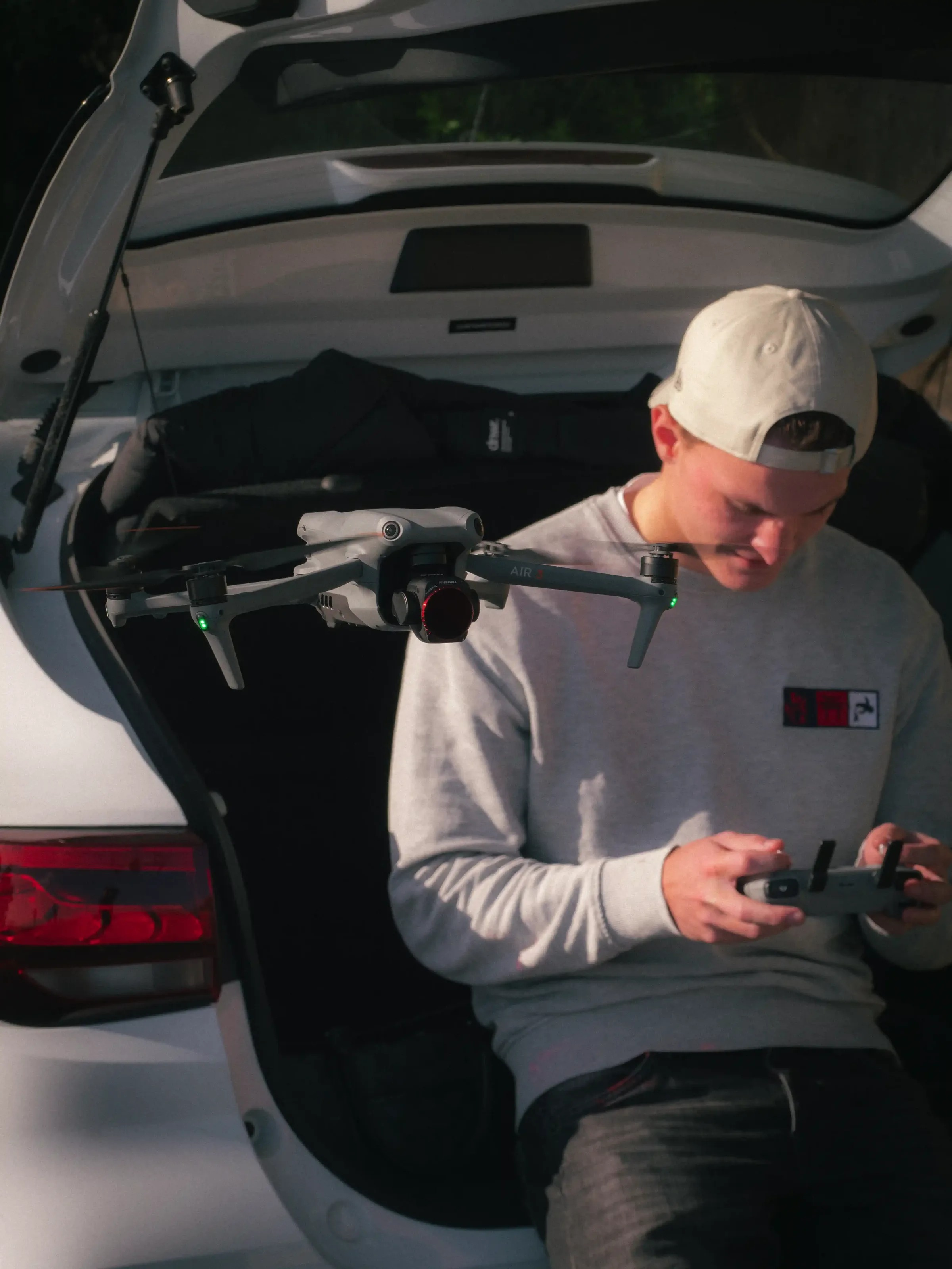 Drone klaarmaken vanuit de kofferbak