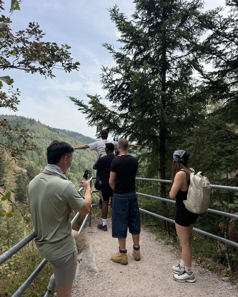 De crew op locatie in de bergen
